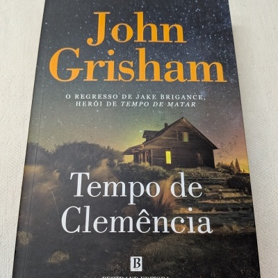 Capa do livro Tempo de Clemência de John Grisham com imagem de casa e céu estrelado
