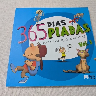 Capa do livro infantil 365 Dias Piadas para Crianças Animadas Vol. 3 com ilustrações coloridas e personagens animados