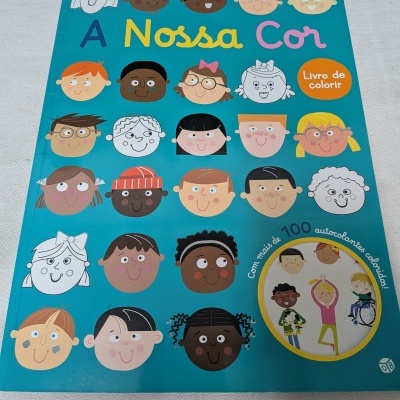 Capa de livro de colorir azul com ilustrações de rostos de crianças coloridos e a preto e branco.