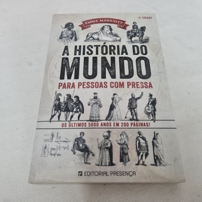 Capa de livro A História do Mundo com ilustrações históricas em preto e branco