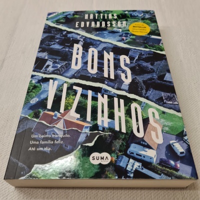 Livro Bons Vizinhos de Mattias Edvardsson com capa ilustrada e selo amarelo.