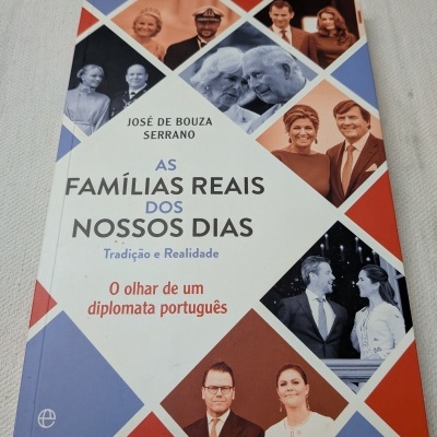 Capa de livro com fotografias de famílias reais e texto editorial em azul, vermelho e preto.