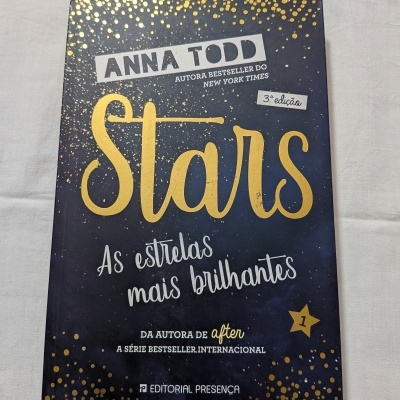 Capa do livro Stars de Anna Todd com cores preta, dourada e texto em branco.