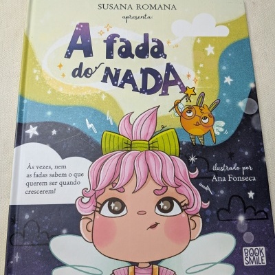 Capa de livro infantil com fada rosa e criatura alada laranja e texto em português.