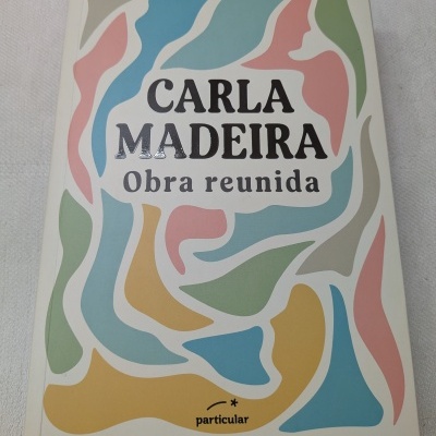 Capa do livro Carla Madeira Obra reunida com formas coloridas abstratas