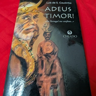 Capa do livro ADEUS TIMOR! com ilustração de duas figuras humanas e texto em português.