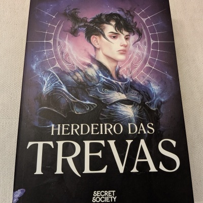 Capa do livro HERDEIRO DAS TREVAS de C. S. PACAT com ilustração de personagem e fundo roxo