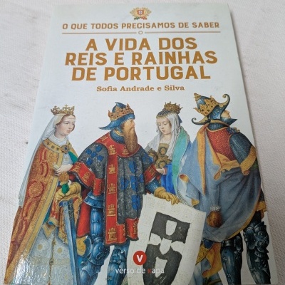 Capa de livro sobre reis e rainhas de Portugal com figuras em trajes históricos.