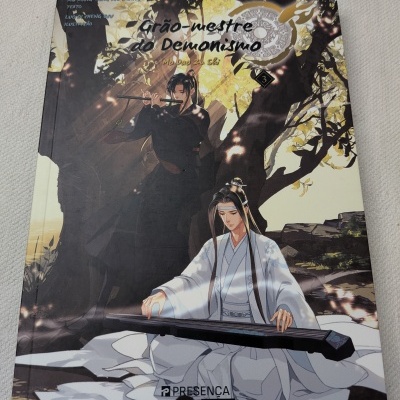 Capa de livro Grão-mestre do Demonismo com ilustração de duas personagens e texto