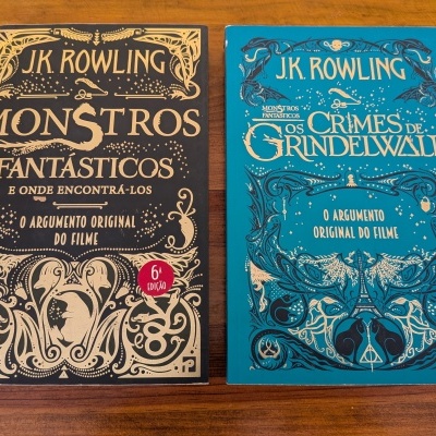 Duas capas de livros de J.K. Rowling, uma preta e dourada e outra azul decorativa