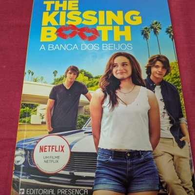 Capa de livro The Kissing Booth com três jovens e um carro