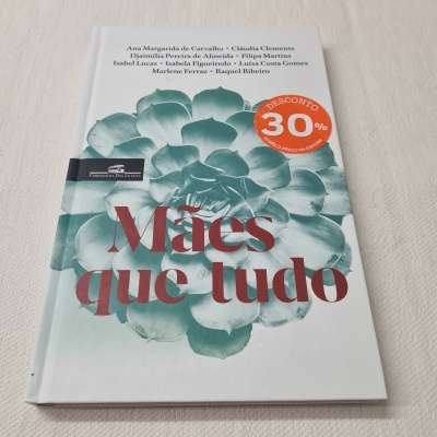 Livro 'Mães que tudo' com capa branca, flor verde e selo de desconto laranja