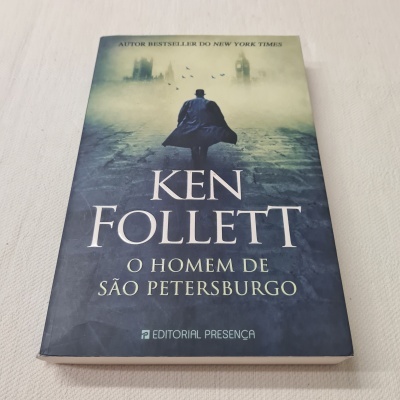 Capa do livro O Homem de São Petersburgo de Ken Follett com imagem enevoada e figura de costas