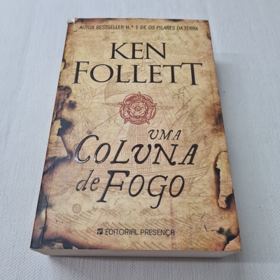 Capa do livro 'Uma Coluna de Fogo' de Ken Follett com design de mapa antigo.