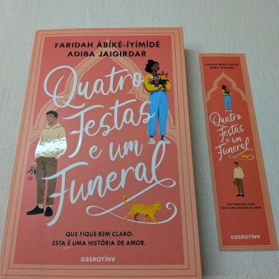 Livro e marcador coral com ilustrações de pessoas e gato, texto 'Quatro Festas e um Funeral'.