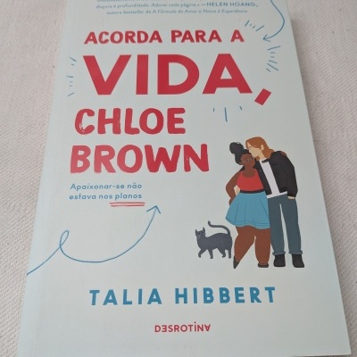 Capa do livro ACORDA PARA A VIDA, CHLOE BROWN de TALIA HIBBERT com ilustração de duas pessoas e um gato.