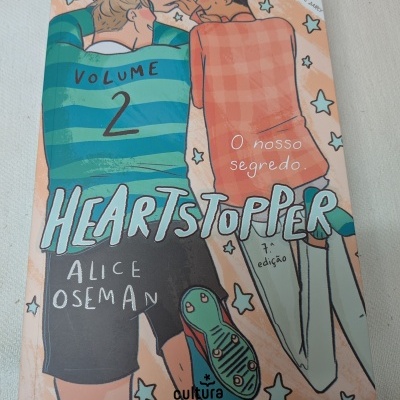 Capa do livro Heartstopper, volume 2, com ilustração de duas personagens e texto em português