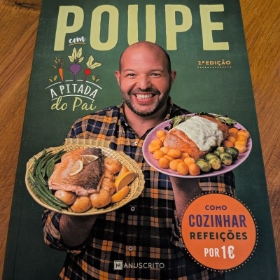 Capa de livro Poupe com A Pitada do Pai de Rui Marques com homem segurando pratos de comida