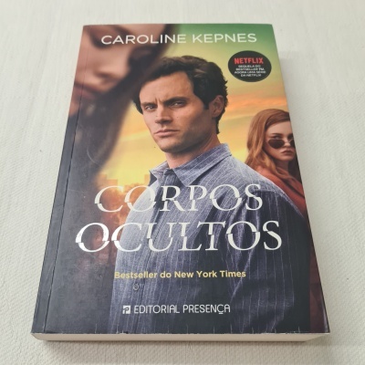 Livro Corpos Ocultos de Caroline Kepnes com imagem de pessoas na capa