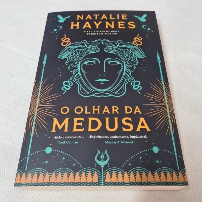 Capa de livro 'O Olhar da Medusa' com ilustração da cabeça da Medusa em azul sobre fundo preto