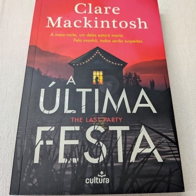 Capa de livro A Última Festa de Clare Mackintosh com fundo de casa iluminada e lago