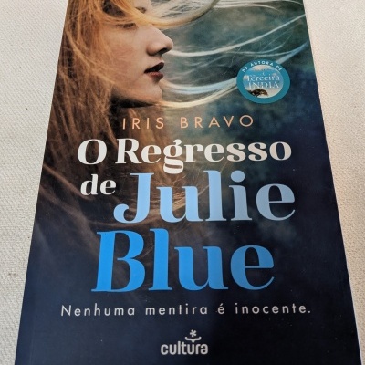 Capa do livro O Regresso de Julie Blue com imagem de perfil de mulher e texto em destaque.