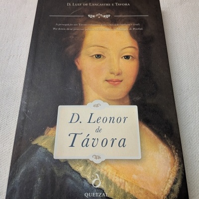 Livro D. Leonor de Távora com retrato clássico na capa