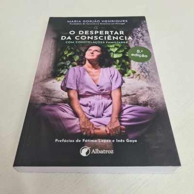 Capa do livro 'O Despertar da Consciência' com imagem de mulher sentada e texto em português