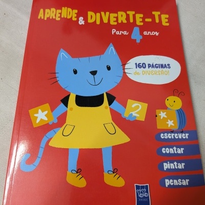 Capa de livro infantil vermelha com gato azul e texto educativo