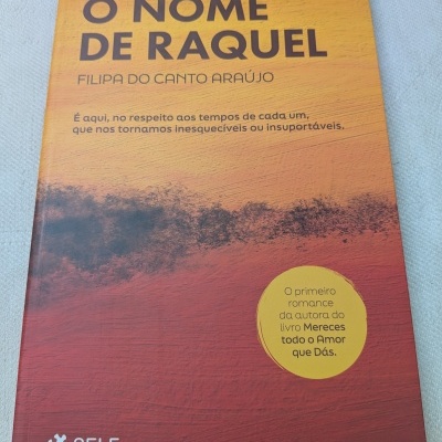 Capa do livro O NOME DE RAQUEL em tons laranja e vermelho com texto e selo SELF