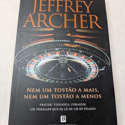 Capa de livro com roleta de casino e texto laranja e branco