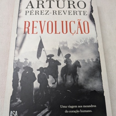 Capa de livro com silhuetas e texto em português