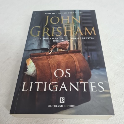 Capa do livro 'Os Litigantes' de John Grisham com imagem de bolsa castanha de couro