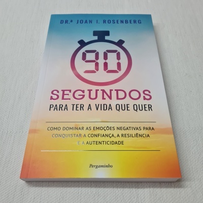 Livro '90 Segundos Para Ter a Vida Que Quer' com capa colorida e texto em português
