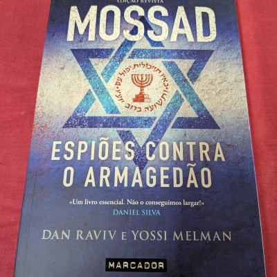 Capa de livro azul com estrela de David e texto em branco e vermelho