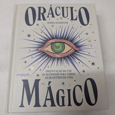 Capa de livro Oráculo Mágico com ilustração de olho e estrelas