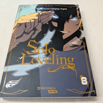Capa do manga Solo Leveling volume 8 com ilustração de personagem e texto dourado