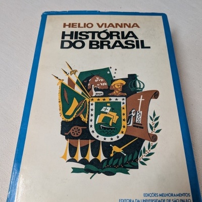 Capa de livro HISTÓRIA DO BRASIL com ilustração e texto em português.