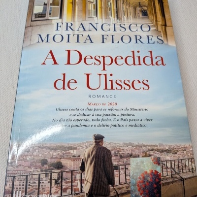 Capa do livro 'A Despedida de Ulisses' de Francisco Moita Flores com imagem de homem e cidade