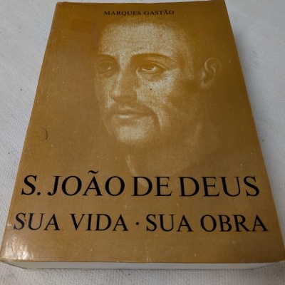 Livro S. João de Deus em capa castanha com retrato em sépia