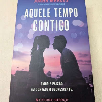 Capa de livro roxa com silhuetas de duas pessoas e texto em português.