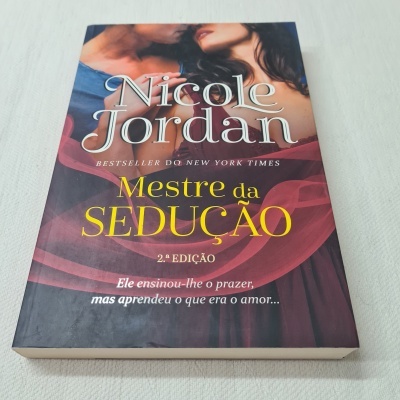 Livro Mestre da Sedução de Nicole Jordan com casal na capa