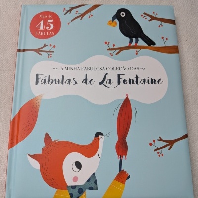 Capa de livro infantil com ilustração de raposa e corvo em tons claros.