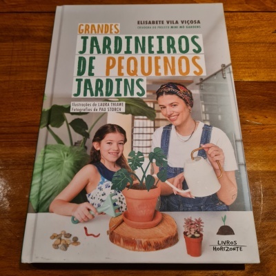 Capa do livro Grandes Jardineiros de Pequenos Jardins com mulher e menina a cuidar de plantas