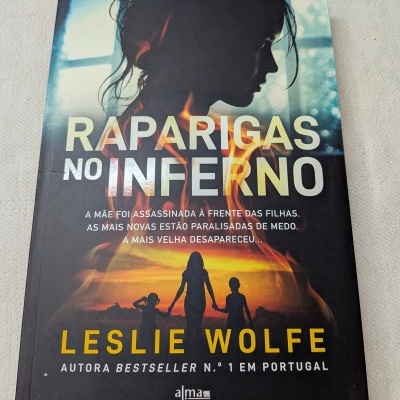 Capa de livro Raparigas no Inferno de Leslie Wolfe com silhueta de mulher e crianças contra fogo e pôr-do-sol