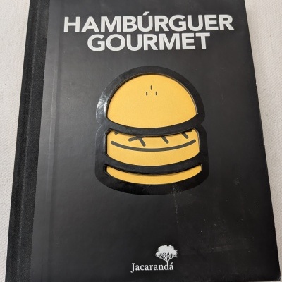Livro HAMBÚRGUER GOURMET com capa preta e ilustração de hambúrguer.