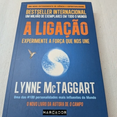 Livro A Ligação com capa azul e texto amarelo e branco
