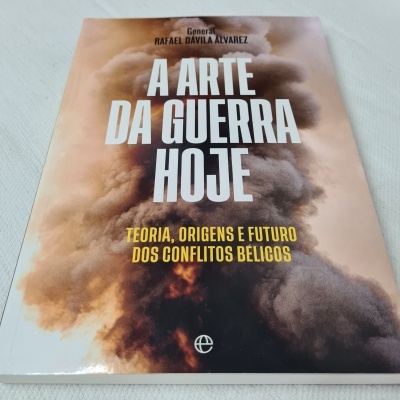 Capa do livro A Arte da Guerra Hoje com imagem de explosão e texto