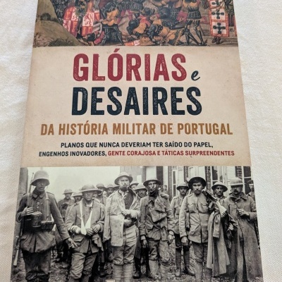 Capa de livro Glórias e Desaires da História Militar de Portugal com foto histórica de soldados.