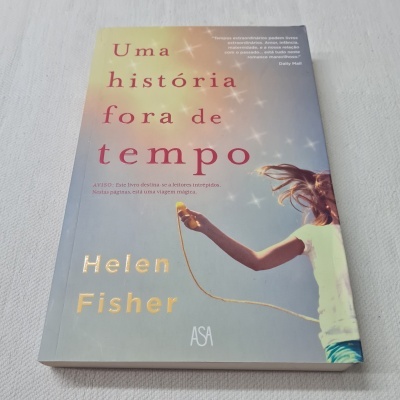 Capa do livro Uma história fora de tempo com imagem de rapariga a saltar à corda e texto em vermelho e dourado